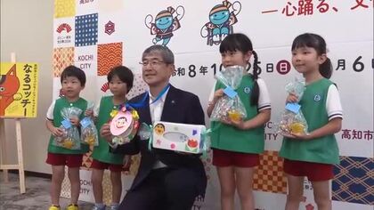 桑名市長へ園児が手作り「父の日」メダルをプレゼント “高知市家のお父さん”も笑顔に