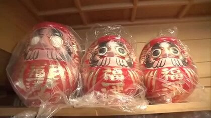 星辻神社で恒例の「だるま祭り」にぎわう　家内安全や商売繁盛などの願い込めだるま買い求める　秋田市