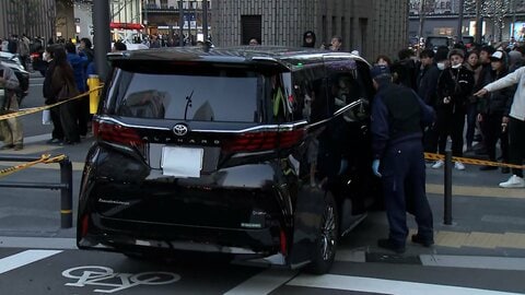 大阪の繁華街「ミナミ」中心部の難波・御堂筋で車が歩道に乗り上げる…10歳未満の女の子含む歩行者3人軽傷　運転ミスによる事故か