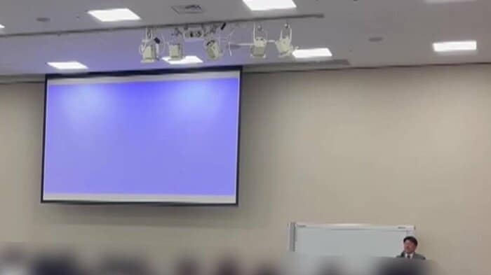 セミナーで話す鬼木議員