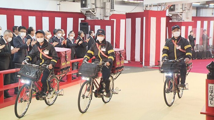 午前8時から年賀状配達の出発式が行われた(東京・日本橋郵便局)
