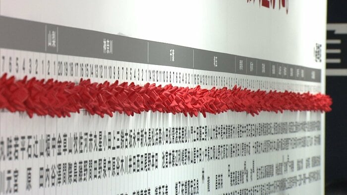 自民党の当選ボードには花が付きすぎて線のように見えた