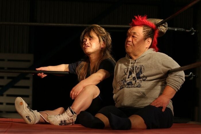 当時こびとプロレスラーはミスター・ブッタマンさん(右)と2人きりだった