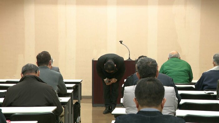 出席者に頭を下げる宮澤議員(1月14日)