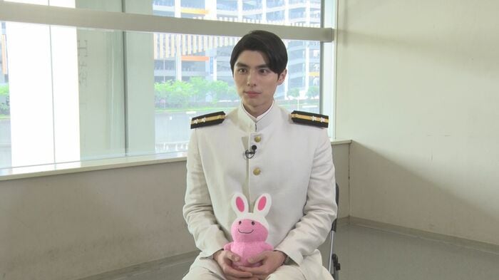 「イヤイヤちゃん」を手にする本田響矢さん