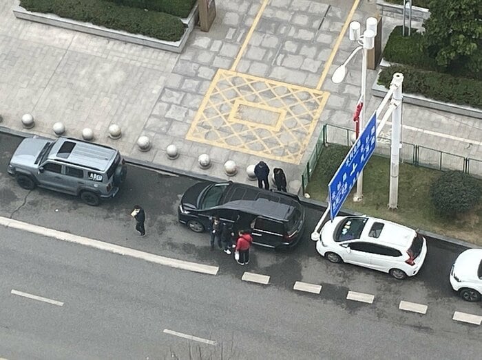 監視・尾行用の車付近の様子 少なくとも6人の人物の姿が確認できた(1月21日12時40分頃)