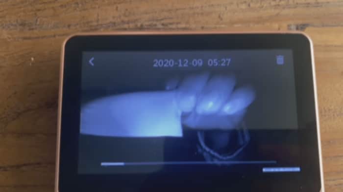防犯カメラにテープが貼られる様子(2020年12月9日朝、李文足さんのSNSより)