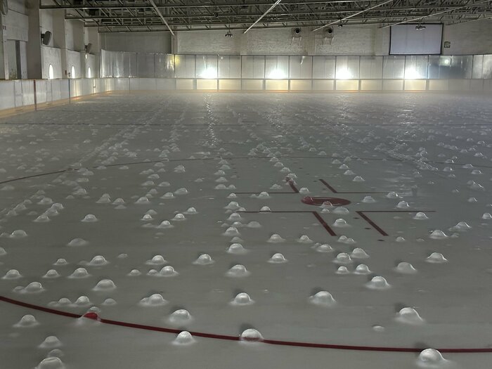 結露の水滴によって生じたこぶ　オープン前の画像だが、整備にも負担がかかっていた（提供：ベルサンピアみやぎ泉）