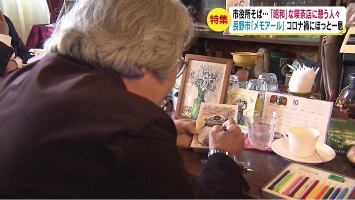 店で絵を描く