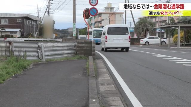 徐々に狭くなっていく路側帯を反対側から見ると