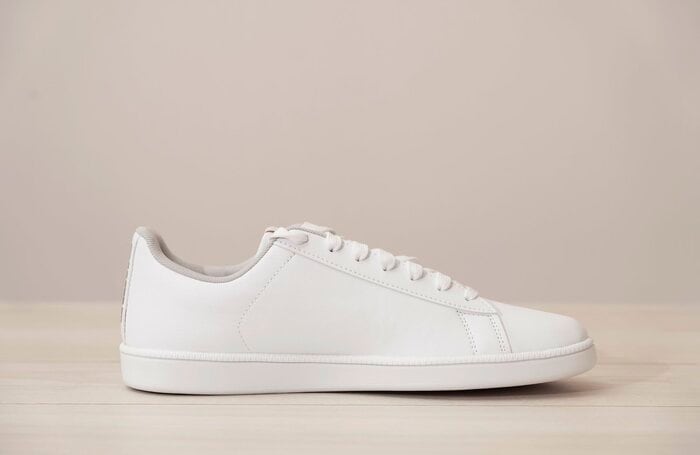 オールホワイトのスニーカーは一足あると重宝する（特集班撮影）