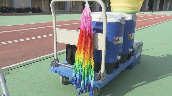 磐田東ベンチの台車にかけられた千羽鶴