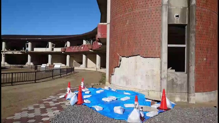 外壁のタイルが剥がれ落ちるなど劣化が進む大川小学校（2024年12月）