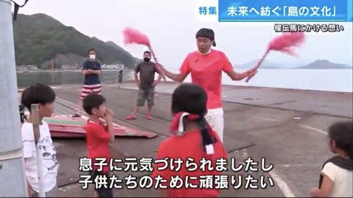 島の子どもたちに剣の振り方を教える藤原さん