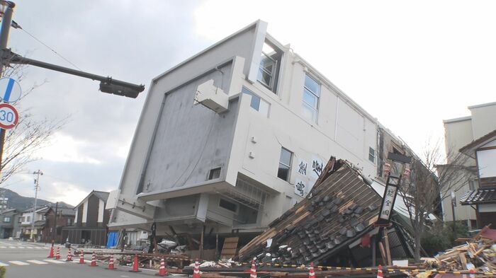 自宅兼店舗は7階建てのビルに押しつぶされる