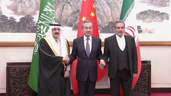 サウジのアイバン国務相兼国家安全保障顧問、中国の王毅政治局委員、イランのシャムハニ国家安全保障最高評議会書記(北京・3月10日)
