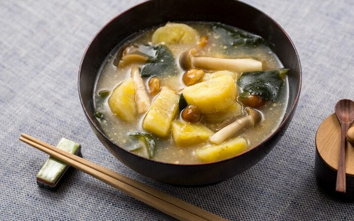 “青バナナの腸活味噌汁”(提供:ドール)