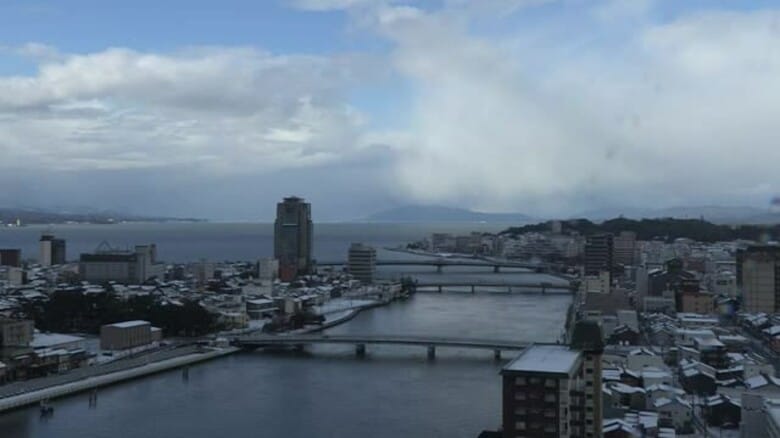 新春寒波ピーク過ぎるも中国地方の山地中心に大雪　積雪や路面凍結による交通障害に注意｜FNNプライムオンライン