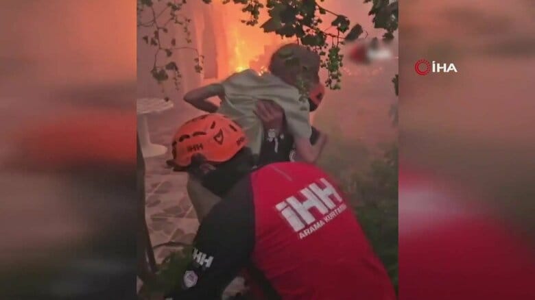 【緊迫】たばこのポイ捨てなどで…エーゲ海に面する街トルコ・イズミルの山火事が“台風並み”強風で延焼か　車いすの高齢男性の救出劇も…4万2000人以上避難｜FNNプライムオンライン