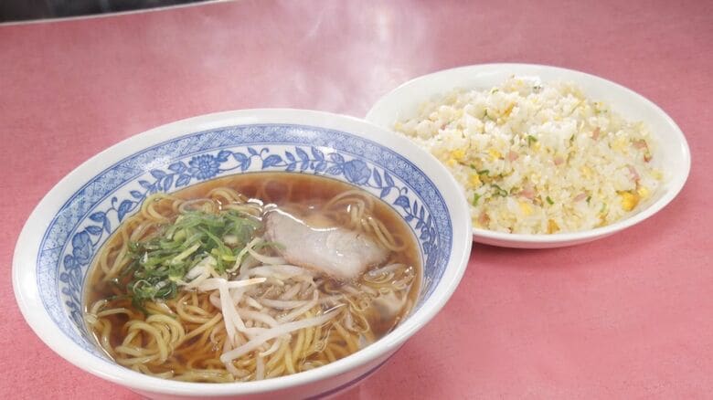 ラーメン300円 炒飯350円…値段の時が止まっている町中華「やっていけるのか…」行列客も心配しつつ並ぶ|FNNプライムオンライン