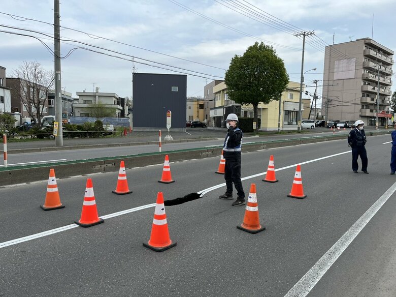 【速報】札幌市清田区真栄で“道路陥没” 深さは少なくとも1メートル以上か 現場は通行止め｜FNNプライムオンライン