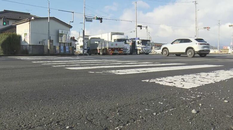 トラックでひき逃げか　横断歩道を渡っていた男性がはねられ重傷　運転手から事情聴く｜FNNプライムオンライン