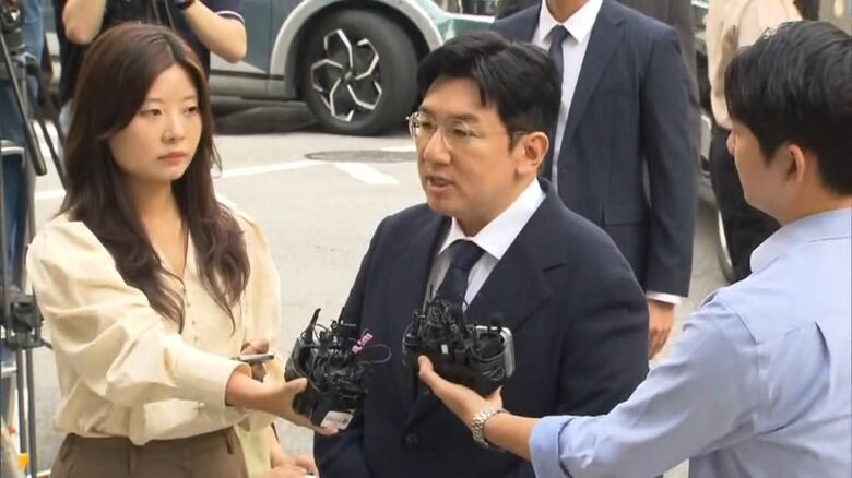 BTS事務所「HYBE」創業者のパン議長が警察出頭　不正に巨額利益を得た疑い　韓国｜FNNプライムオンライン