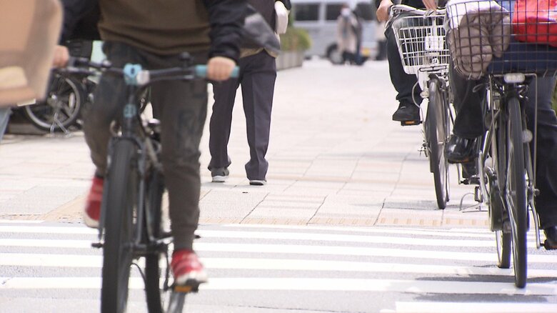 自転車スマホながら運転が反則金対象に　道交法改正案閣議決定　信号無視など違反で5000～1万2000円程度｜FNNプライムオンライン