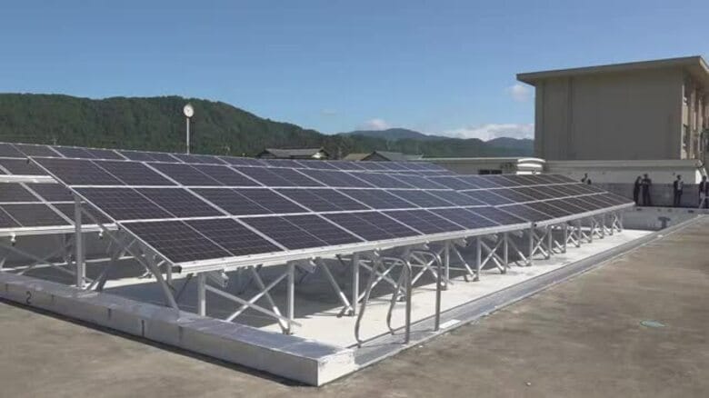 全国初!小学校のプールで太陽光発電 使用電力の2割をまかなう 残りも非化石燃料由来の電力で「カーボンゼロスクール」へ 福井・越前市|FNNプライムオンライン