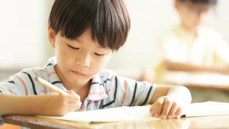 ノートが原因で学習の質が低下？発達障害で視覚過敏の子供は「白」に敏感…集中しやすいデザインと親ができること｜FNNプライムオンライン
