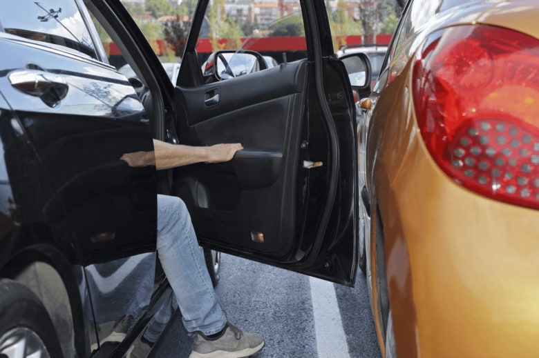 ドアパンチとは何か?基本知識と事例 ドアパンチ事故の実態調査を公開 他車特定の難しさが浮き彫りに 法科学鑑定研究所