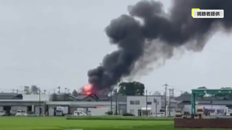 坂井市で住宅火災　「隣の家に燃え移りそう」と通報　消火活動が続く（午後0時45分現在）　【福井】｜FNNプライムオンライン