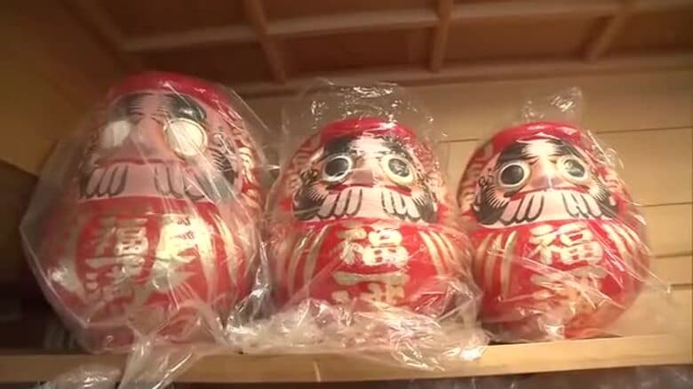 星辻神社で恒例の「だるま祭り」にぎわう　家内安全や商売繁盛などの願い込めだるま買い求める　秋田市｜FNNプライムオンライン