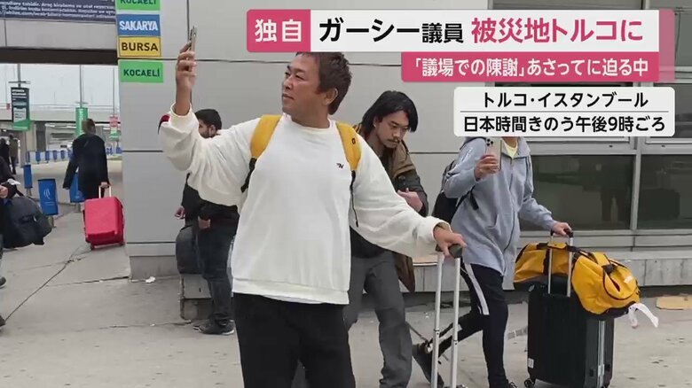 トルコに到着し、自撮りをしながら歩くガーシー氏(日本時間5日午後9時頃)