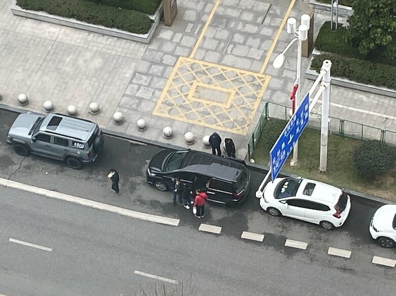監視・尾行用の車付近の様子 少なくとも6人の人物の姿が確認できた(1月21日12時40分頃)