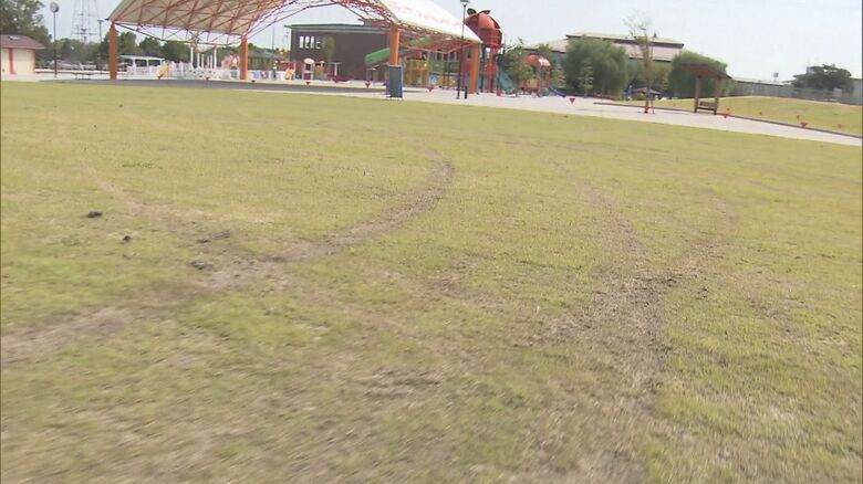芝生には車が走った跡が10カ所近く残されていた