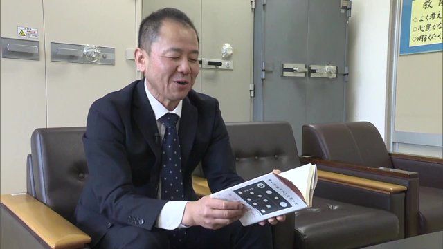 教え子の受賞を喜ぶ横田安弘校長