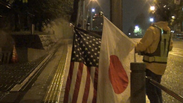 国旗掲揚の準備（5月21日夜）