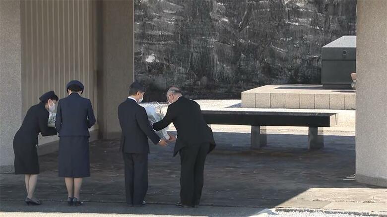 沖縄戦没者墓苑を拝礼される両陛下