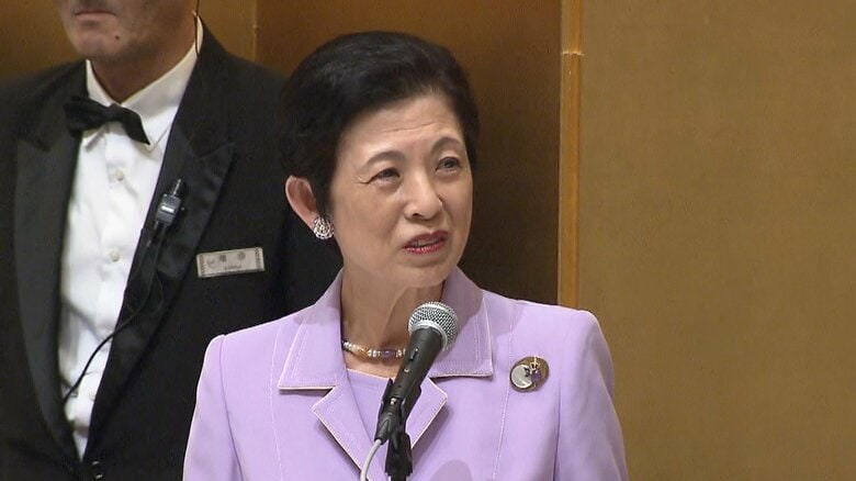 記念レセプションでおことばを述べられる久子さま　11月24日