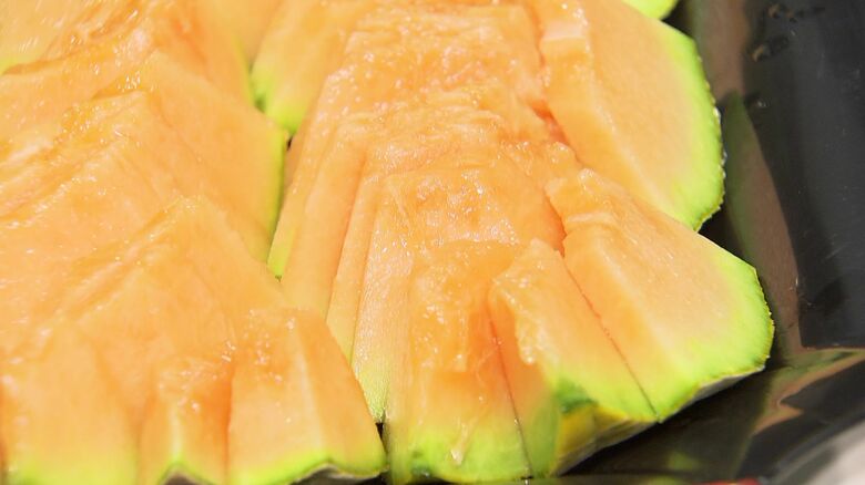 市場に並んだ甘さたっぷり夕張メロン