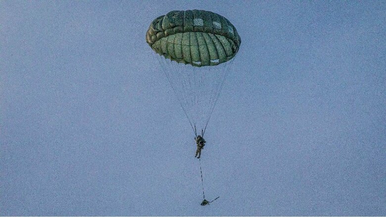 日米共同降下訓練　7月　提供：陸上自衛隊