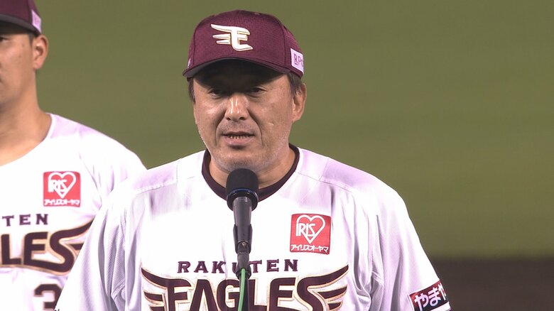 今季最終戦セレモニーで挨拶をする石井一久前監督