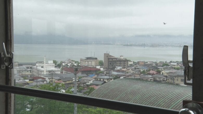 旧城北小学校の窓から見える湖