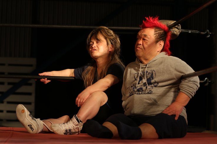 当時こびとプロレスラーはミスター・ブッタマンさん（右）と2人きりだった