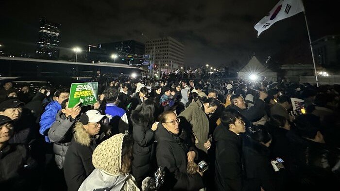 戒厳令解除を求め国会前に集まった市民（2024年12月4日未明）