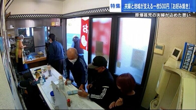 昼時は小さな店が客でいっぱいに