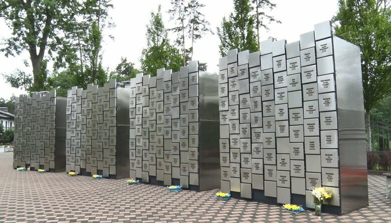 ブチャにできた追悼モニュメント