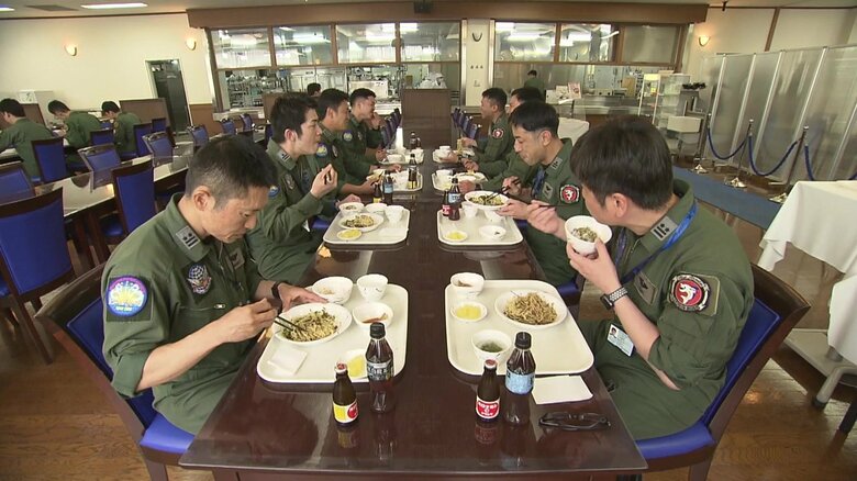 そろって昼食を食べる隊員ら