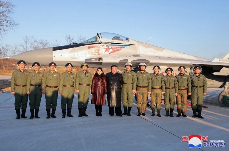第一空軍師団飛行連隊を訪問した金正恩総書記父娘（朝鮮中央通信・11月30日）